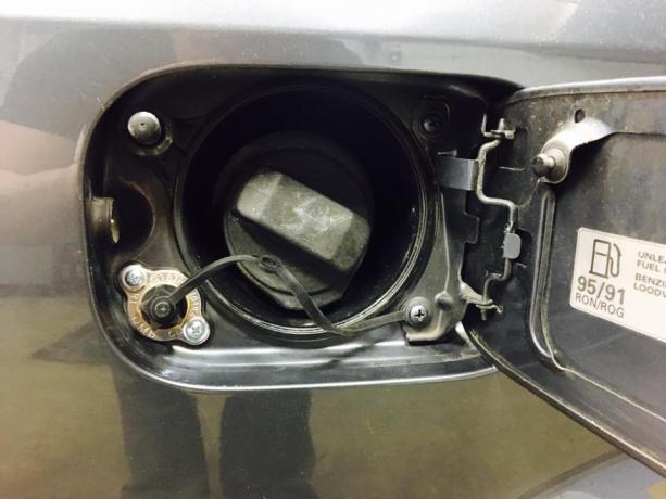 motaż gazu w Audi A4B6 - wlew w klapce